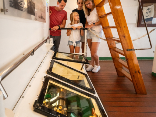Sächsische Dampfschifffahrt Eine Familie schaut sich die Maschine des Dampfers an.