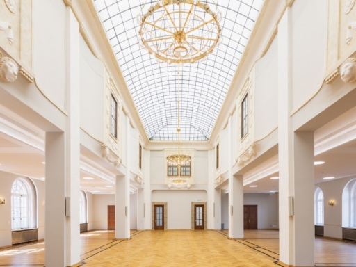 The Löwensaal is a real all-rounder in which dinners, meetings and celebrations of all kinds can be held. It is located in the city center and is therefore easily accessible also by public transport.