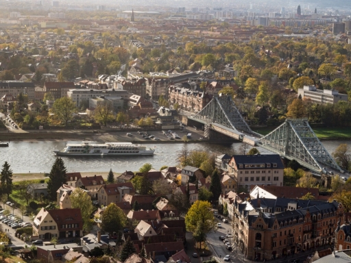 Harmonisch in die Landschaft eingepasst, thronen drei Elbschlösser auf den ehemaligen Weinbergen am Elbhang: das für Prinz Albrecht erbaute Schloss Albrechtsberg, das für seinen Kammerherren errichtete Lingnerschloss sowie das malerische Schloss Eckberg. Das „Blaue Wunder“, die Hängebrücke, die Blasewitz mit Loschwitz verbindet, überspannt auf einer Länge von 142 Metern, ohne Strompfeiler, in 15 Metern Höhe die Elbe.
𝗗𝗶𝗲𝘀𝗲𝗿 𝗔𝗻𝗹𝗲𝗴𝗲𝗿 𝗶𝘀𝘁 𝗯𝗮𝗿𝗿𝗶𝗲𝗿𝗲𝗳𝗿𝗲𝗶 𝘂𝗻𝗱 𝗺𝗶𝘁 𝗱𝗲𝗺 𝗥𝗼𝗹𝗹𝗮𝘁𝗼𝗿 𝘂𝗻𝗱 𝗥𝗼𝗹𝗹𝘀𝘁𝘂𝗵𝗹 𝗴𝘂𝘁 𝘇𝘂 𝗽𝗮𝘀𝘀𝗶𝗲𝗿𝗲𝗻. ♿ 