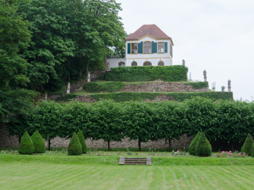 The Saxon Wine Route begins in Seußlitz. The wide Elbe valley invites you to explore and linger: Take a walk through the vineyards or a bike ride on the Elbe cycle path. Numerous wine taverns are ready for a stop.