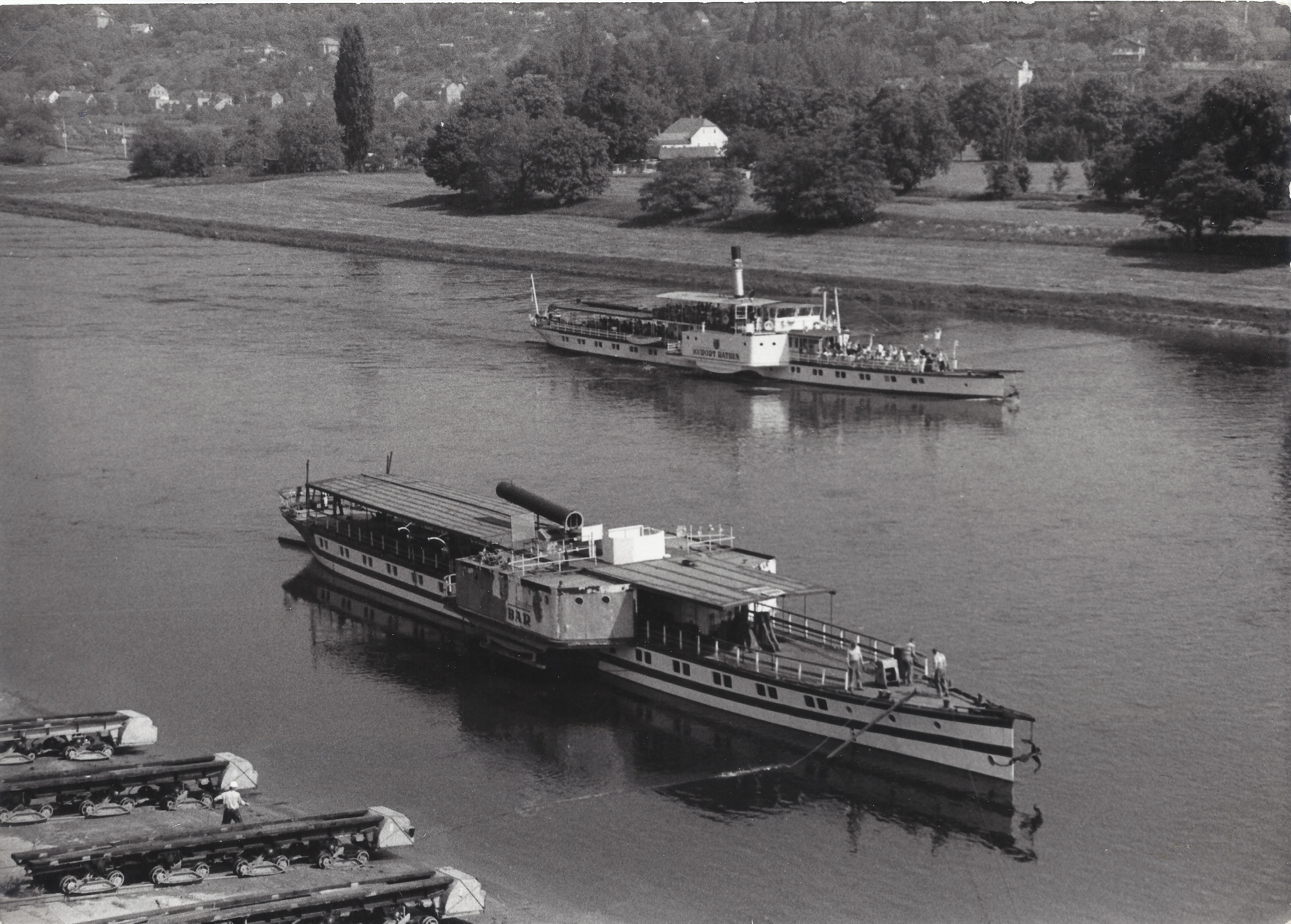 File:Dampfer Krippen auf der Elbe.jpg - Wikipedia