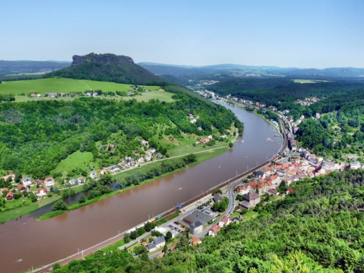 Von der Elbe aus bietet Königstein ein imposantes Bild: Der Ort erstreckt sich im Tal der Biela mehrere Kilometer aufwärts. Hoch oben thront das Wahrzeichen – die Festung Königstein. Aufgrund der militärischen Uneinnehmbarkeit des Königsteins suchten sächsische Kurfürsten und Könige in unruhigen Zeiten hinter den dicken Mauern Zuflucht und bewahrten hier Kunstschätze und den Staatsschatz auf. Darüber hinaus war der Königstein wegen seiner landschaftlich reizvollen Lage ein beliebter Ort für prunkvolle Feste des Hofes. Später diente es als gefürchtetes Staatsgefängnis Sachsens.
𝗗𝗶𝗲𝘀𝗲𝗿 𝗔𝗻𝗹𝗲𝗴𝗲𝗿 𝗶𝘀𝘁 𝗯𝗮𝗿𝗿𝗶𝗲𝗿𝗲𝗳𝗿𝗲𝗶 𝘂𝗻𝗱 𝗺𝗶𝘁 𝗱𝗲𝗺 𝗥𝗼𝗹𝗹𝗮𝘁𝗼𝗿 𝘂𝗻𝗱 𝗥𝗼𝗹𝗹𝘀𝘁𝘂𝗵𝗹 𝗴𝘂𝘁 𝘇𝘂 𝗽𝗮𝘀𝘀𝗶𝗲𝗿𝗲𝗻. ♿ 