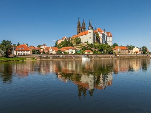 Schon von weitem entdecken Sie die Silhouette der Stadt – sie liegt malerisch von Hügeln umgeben im Elbtal und wird vom Burgberg bestimmt. Bummeln Sie durch die 1000-jährige Altstadt mit ihren Bürgerhäusern, ihren Treppen, Portalen, engen Gassen und historischen Weinschänken.
Zu den berühmten Meißner Sehenswürdigkeiten zählen die Franziskanerkirche (heute Stadtmuseum), die Frauenkirche mit dem ersten eingebauten Glockenspiel der Welt aus Meißner Porzellan (1929), der Burgberg mit der Albrechtsburg und dem Dom.

𝗗𝗶𝗲𝘀𝗲𝗿 𝗔𝗻𝗹𝗲𝗴𝗲𝗿 𝗶𝘀𝘁 𝗯𝗮𝗿𝗿𝗶𝗲𝗿𝗲𝗳𝗿𝗲𝗶 𝘂𝗻𝗱 𝗺𝗶𝘁 𝗱𝗲𝗺 𝗥𝗼𝗹𝗹𝗮𝘁𝗼𝗿 𝘂𝗻𝗱 𝗥𝗼𝗹𝗹𝘀𝘁𝘂𝗵𝗹 𝗴𝘂𝘁 𝘇𝘂 𝗽𝗮𝘀𝘀𝗶𝗲𝗿𝗲𝗻. ♿ 