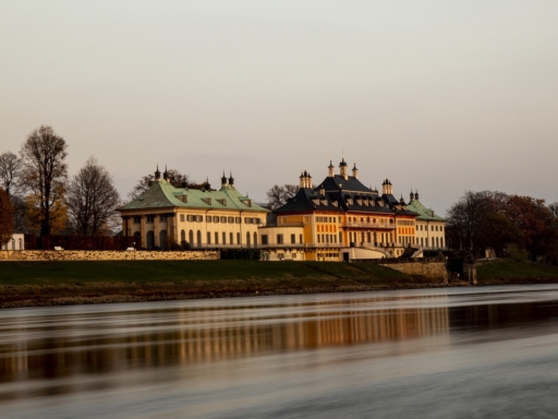 Das Schloss und der Park in Pillnitz laden zum Flanieren ein. Wasser- und Bergpalais wurden im Auftrag von August des Starken angelegt. Gebäude und Parkanlagen waren bis 1918 die Sommerresidenz des sächsischen Hofes. Die Gondel, mit der Angehörige des Hofes auf der Elbe zu Festen fuhren, sowie der mit rund 245 Jahren älteste Kamelienbaum Europas sind noch heute im Park zu entdecken. Kurz hinter Pillnitz – in Söbrigen – endet das Dresdner Elbtal und der Wasserweg führt einen in Richtung Sächsische Schweiz.
𝗗𝗶𝗲𝘀𝗲𝗿 𝗔𝗻𝗹𝗲𝗴𝗲𝗿 𝗶𝘀𝘁 𝗯𝗮𝗿𝗿𝗶𝗲𝗿𝗲𝗳𝗿𝗲𝗶 𝘂𝗻𝗱 𝗺𝗶𝘁 𝗱𝗲𝗺 𝗥𝗼𝗹𝗹𝗮𝘁𝗼𝗿 𝘂𝗻𝗱 𝗥𝗼𝗹𝗹𝘀𝘁𝘂𝗵𝗹 𝗴𝘂𝘁 𝘇𝘂 𝗽𝗮𝘀𝘀𝗶𝗲𝗿𝗲𝗻. ♿ 