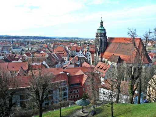 Pirna, 20 Kilometer von Dresden entfernt, ist das Tor zur Sächsischen Schweiz. Im Zentrum Pirnas lohnt sich ein Rundgang durch die altehrwürdige Stadt. Sie erreichen dabei das Rathaus. Es liegt mitten auf dem Marktplatz und vereinigt Stilelemente aus fünf Jahrhunderten. Hinter den Häusern an der Ostseite des Marktes finden Sie die gewaltige Stadtkirche St. Marien, die in der ersten Hälfte des 16. Jahrhunderts anstelle einer älteren Kirche errichtet wurde. Das steile Dach können Sie während der Schifffahrt auf der Elbe noch weithin erkennen. Im Dominikanerkloster befindet sich heute das Stadtmuseum.