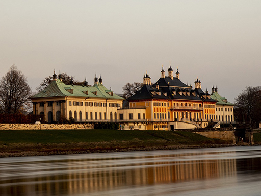 Entdecken Sie auf einer Schlösserfahrt Dresdner Wahrzeichen wie die 3 Elbschlössern und das „Blaue Wunder“. Erkunden Sie das majestätische Schloss Pillnitz während eines 2- oder 4-stündigen Aufenthalts.