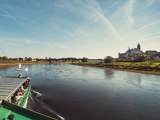 On our cruise from Radebeul to Seußlitz and back, you will experience a picturesque riverscape. As we leisurely glide along the Elbe, you can enjoy the magnificent views of the vineyards, the impressive Albrechtsburg in Meißen, and the idyllic villages.