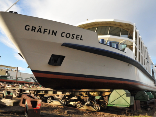 Ab sofort läuft der Umbau unseres Salonschiffs „Gräfin Cosel“ auf der Werft in Dresden-Laubegast.und wir sind unserer geplanten Zeit ein Stück voraus. 