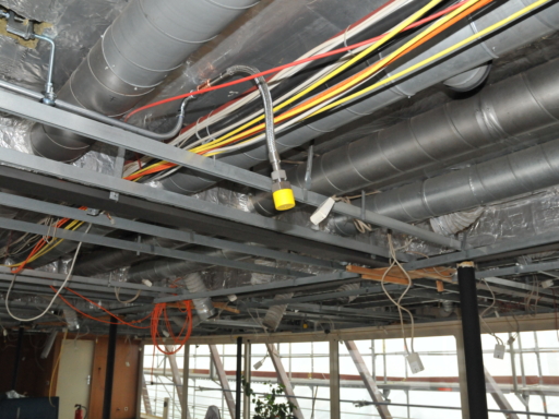 2024-02-27-Umbau Cosel aktueller Stand (1) Die Decke eines Salonschiffs beim Umbau. Verschiedenfarbige Kabel sind zu sehen, dazu dicke Metallrohre und ein Metallschlauch für die neue Sprinkleranlage.