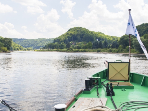 Our route takes you from Pillnitz Castle, the summer residence of the Saxon kings, upstream through the breathtaking Elbe Valley to the idyllic spa town of Rathen. During our leisurely cruise, you can admire the majestic rock formations and wooded hills that surround the Elbe Valley.