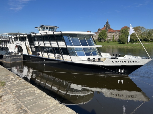 Nach knapp vier Monaten Umbauzeit ist unser Salonschiff „Gräfin Cosel“ diese Woche das erste Mal wieder auf der Elbe gefahren: von der Werft in Laubegast ans Terrassenufer im Stadtzentrum. 