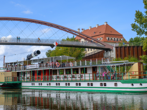 Riesafahrt_Marcel Rosenfeld Der Dampfer Pillnitz fährt durch eine Brücke in Riesa.
