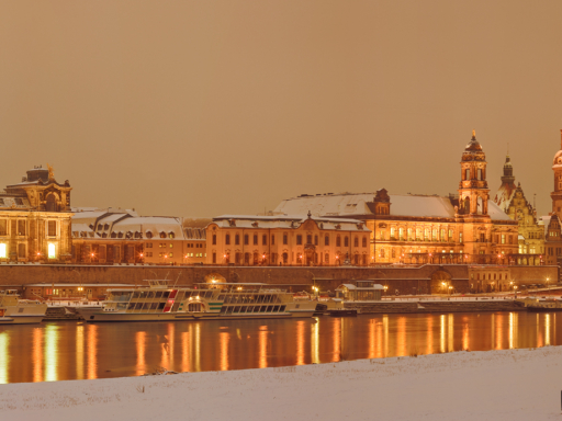 Dresden Silhouette im Winter Winterliche Dresden Silhouette am Abend, die Dresden Skyline ist beleuchtet, der Himmel mit dicken Schneewolken bedeckt