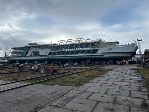 Werftimpressionen Ein Motorschiff liegt auf der Helling der Werft in Laubegast. Es ist bewölkt.