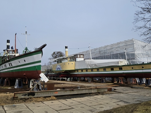 1000031856 Auf der Werft in Laubegast liegen zwei Dampfer. Im Hintergrund steht ein riesiges Gerüst, das mit Planen verkleidet ist. Darin steht ein Salonschiff, das gerade umgebaut wird.