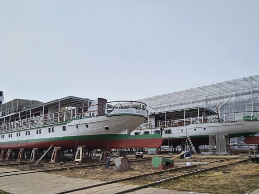 1000031858 Zwei Dampfer auf der Werft in Laubegast. Im Hintergrund ein Gerüst, das mit Planen bespannt ist. Darin verbirgt sich ein Salonschiff, das gerade umgebaut wird.