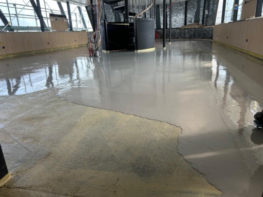 Ausgleichmasse auf Böden In der künftigen Panorama Bar wird der neue Bodenbelag gegossen.