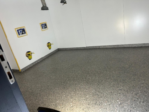 Fußboden WC Innenausbau August, neue Fußböden im Sanitärbereich.