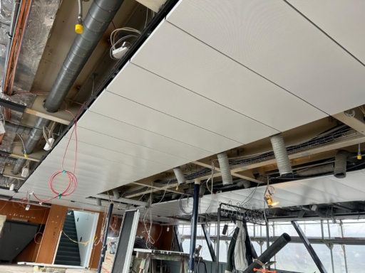 Decke im Tagungsraum Der Umbau eines Salonschiffs - an der Decke hängen die ersten neuen Deckenplatten.