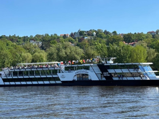 Panoramaaufnahme- August der Starke Erste Fahrt des Motorschiff