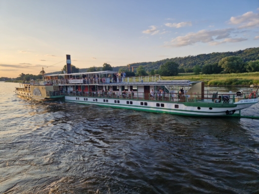 PD Pillnitz Der Dampfer Pillnitz fährt in der Abenddämmerung die Elbe entlang.