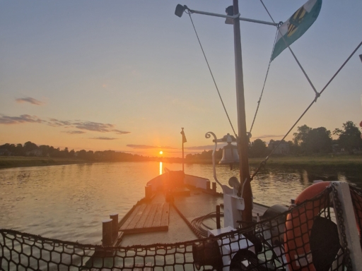 Sonnenuntergang Der Bug eines Dampfers welcher in den Sonnenuntergang fährt.