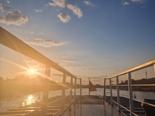 Sonnenuntergang Foto vom Dach des Dampfer, der in den Sonnenuntergang fährt.