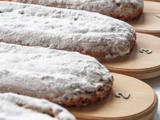 Ganze Stollen liegen nebeneinander auf Stollenbrettern.