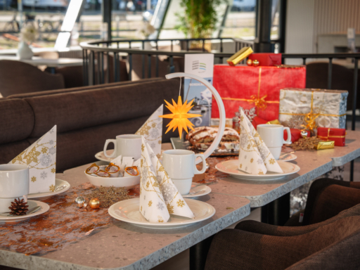 2025-09-15_12-09-21 Weihnachtlich eingedeckter Tisch mit Stollen und Geschenken.