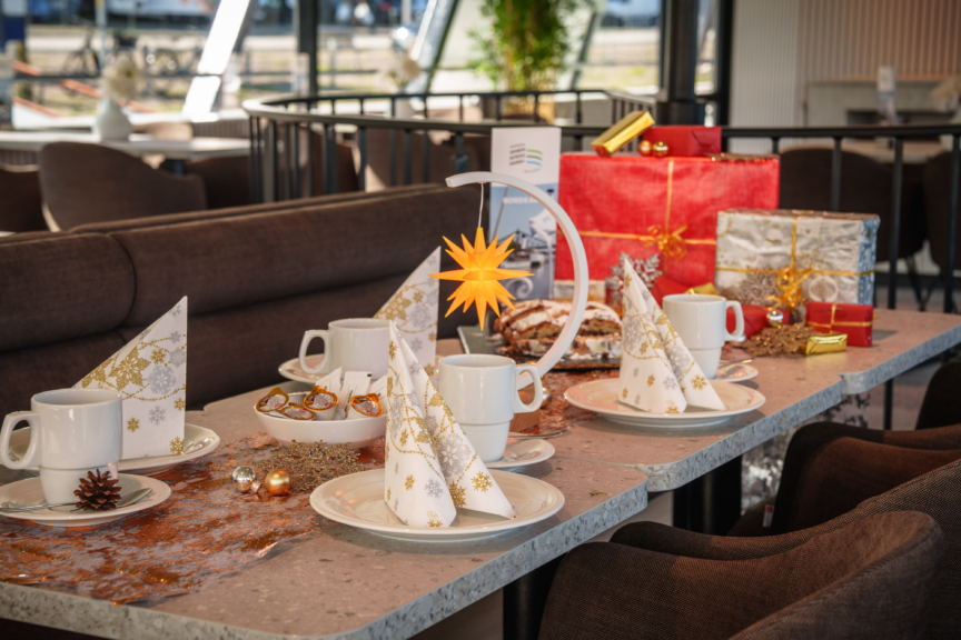Stollengedeck mit Stern_Michael Schmidt Weihnachtlich eingedeckter Tisch mit Stollen und Geschenken.