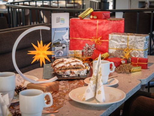 2025-09-15_12-15-25 Weihnachtlich eingedeckter Tisch mit Stollen und Geschenken.